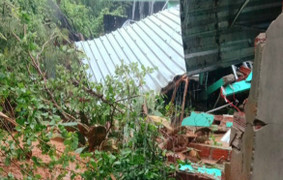 Phú Yên: Mưa lớn, sạt lở đất núi khiến 2 người bị thương