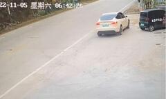 Xe Tesla lao như tên bắn, đâm loạt người đi đường
