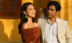 Hồ Quang Hiếu tình tứ bên người đẹp 22 tuổi