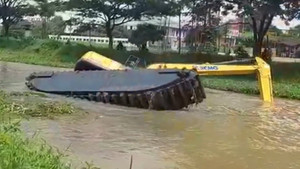 Rơi vào dòng nước mạnh, máy đào chuyên lội nước bị nhấn chìm ở Indonesia