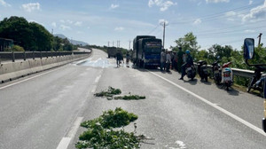 Bình Thuận: Dừng xe thay lốp bên đường, hai người bị tông chết