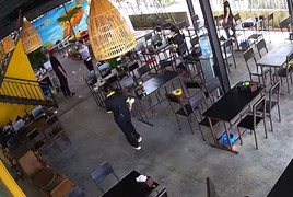 Cán bộ Trung tâm quỹ đất Đà Nẵng ném tiền lẻ ở quán bún bò bị kỷ luật