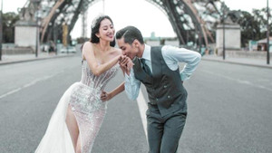 Hé lộ thiệp cưới của Khánh Thi – Phan Hiển, khách mời đầu tiên là người đặc biệt