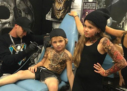 Cho con trai 10 tuổi xăm hình, bà mẹ bị bắt 