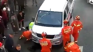 Hợp sức giải cứu người đàn ông mắc kẹt dưới gầm xe bán tải ở Trung Quốc