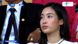 Hoa hậu Đỗ Mỹ Linh vẫn xinh đẹp rạng ngời dù bị paparazzi quay cận mặt