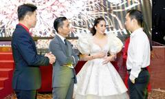 Chí Anh khoe thiệp cưới của Khánh Thi - Phan Hiển