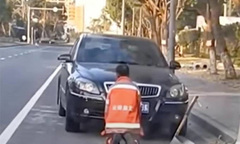 Dân mạng truy lùng cặp vợ chồng bắt công nhân vệ sinh quỳ xin lỗi