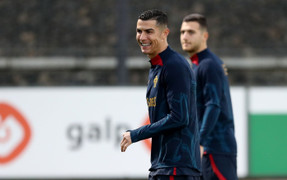 Ronaldo trở về tuyển Bồ Đào Nha, cười rạng rỡ trên sân tập