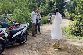 Khoảnh khắc hài hước khi cô dâu tạm thời 'nghỉ cưới' sau cuộc gọi của shipper