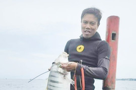 Kiếm sống dưới đáy đại dương