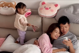 Bố no đòn khi con gái làm lộ quỹ đen