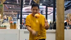 Bartender tung tuyệt chiêu dùng dao cắt vỏ cam trên không trung ở Anh