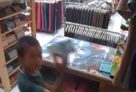 Cậu bé tinh quái 'nhờ' camera làm chứng khi trả tiền