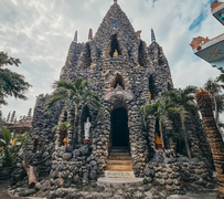 Chùa độc lạ ở Cam Ranh có kiến trúc làm từ vỏ ốc huyền bí như lâu đài Long Vương