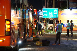 Nhiều doanh nghiệp 'cạn' đơn hàng, công nhân ngậm ngùi khăn gói về quê