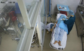 Xúc động hình ảnh điều dưỡng ngồi gục vì mệt vẫn nắm chặt tay người bệnh