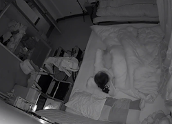 Bỏ học chăm mẹ bị liệt suốt 4 năm, cô gái sốc khi thấy mẹ tự ngồi dậy trong đêm