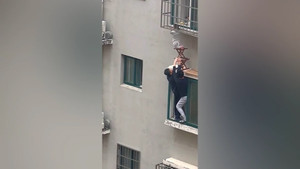 Trung Quốc: Hàng xóm giải cứu bé 2 tuổi treo lủng lẳng trên cửa sổ tầng 4 