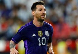 Messi ghi bàn và kiến tạo trong trận thắng 5-0 của Argentina