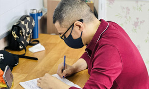 Sao Việt 18/11: NSND Công Lý luyện viết chữ mỗi ngày