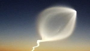 'UFO' hình con sứa phát sáng trên bầu trời ở Trung Quốc