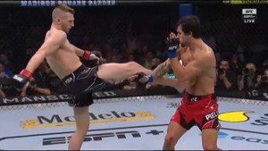 Võ sĩ tung cú đá hiểm hóc vào bụng, đối thủ gục ngã