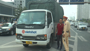 Hà Nội: Ngang nhiên đi vào làn khẩn cấp trên Vành đai 3, nhiều tài xế bị xử phạt