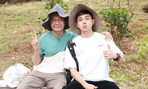 Jun Phạm cùng bố 'đi khắp thế gian' trong MV đầy hoài niệm