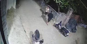 Bị nhắc nhở vì tiểu bậy, nam thanh niên rút dao đâm chủ nhà 