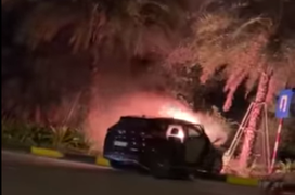 Ô tô tông vào dải phân cách rồi bốc cháy ngùn ngụt trên đường Hà Nội