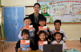 Cô giáo người Tày 'gùi' máy tính, mang công nghệ tới điểm trường vùng cao