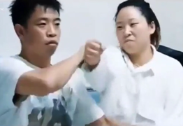 Anh chồng né đòn vợ mà mặt không biến sắc