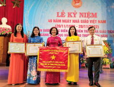 Hà Nội: Trường THCS Nguyễn Trãi A, Thường Tín nhận cờ thi đua UBND thành phố