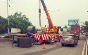 Tài xế làm rơi 2 cuộn thép hàng chục tấn xuống đường bị phạt 700.000 đồng