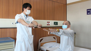 Người đàn ông liệt tứ chi khỏi bệnh sau ca mổ 'cân não'