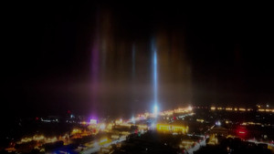 Các cột sáng đầy màu sắc trên bầu trời đêm ở Trung Quốc