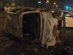 Hà Nội: 'Xế hộp' nổ lốp lật nghiêng rồi cháy trơ khung