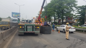 Xe đầu kéo thắng gấp, 2 cuộn thép rơi xuống đường làm nhiều người hoảng sợ