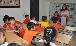 Lớp tiếng Anh miễn phí của hai cô giáo khuyết tật ở Hà Nội