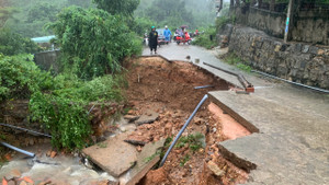 Sạt lở đường tại Quy Nhơn, nhiều hộ dân bị cô lập