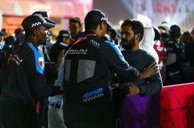 Khung cảnh hỗn loạn bên ngoài nơi khai mạc World Cup 2022