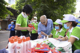 Hà Nội: Người dân hào hứng đổi rác thải tái chế lấy quà