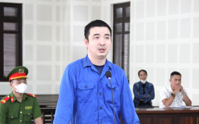 Ghen tuông, người đàn ông lái ô tô tông vợ cũ và bạn trai