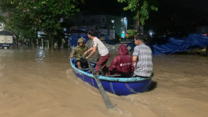Bình Định: Bao giờ thành phố Quy Nhơn thôi 'bồng bềnh' trong mưa ngập?