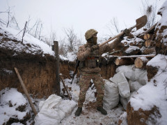 Tuyết rơi ngày càng dày, Ukraine gặp khó từ chiến trường đến hậu phương