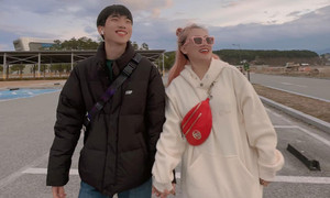 Sao Việt 23/11: Cô Xuyến 'Về nhà đi con' tay trong tay với trai trẻ