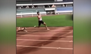 Bị chó đuổi, vận động viên bỗng thành cao thủ môn chạy