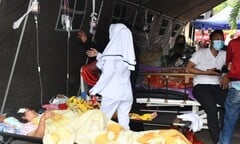 Những hình ảnh thương đau giữa tâm chấn trận động đất ở Indonesia