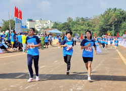 Marathon kết nối chạy bộ gây quỹ 'Áo ấm cho em'